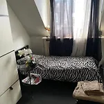 Charmantes Gaestezimmer In Zentraler Kuenstlerwohnung Ueber Den Daechern Duesseldorfs