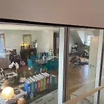 Charmantes Gaestezimmer In Zentraler Kuenstlerwohnung Ueber Den Daechern Duesseldorfs